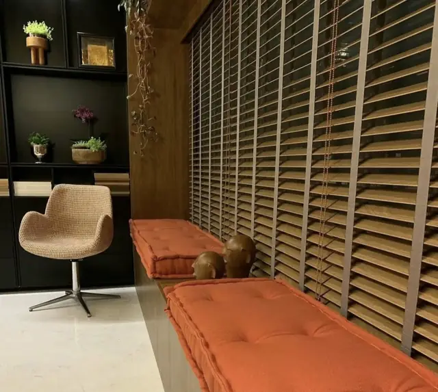 Persiana em Madeira sob medida instalada pela Essency Ambientes em Goiânia, foto 2